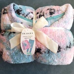 Friends Women’s Plush 2 piece Pajama Set XL